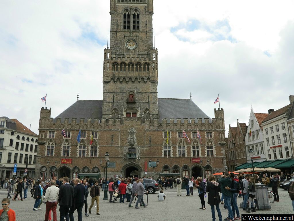 Het belfort en de Hallen van Brugge uit de twaalfde eeuw staan ook op de Grote Markt. De toren werd al sinds de 13de eeuw gebruikt als uitkijktoren om brand in de stad te signaleren. De Hallen werden gebruikt als marktplaats en beurs.Tip: Een rondleiding of rondvaart in Brugge.
